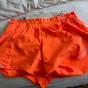 Lululemon hotty hot low-rise lined short 4”